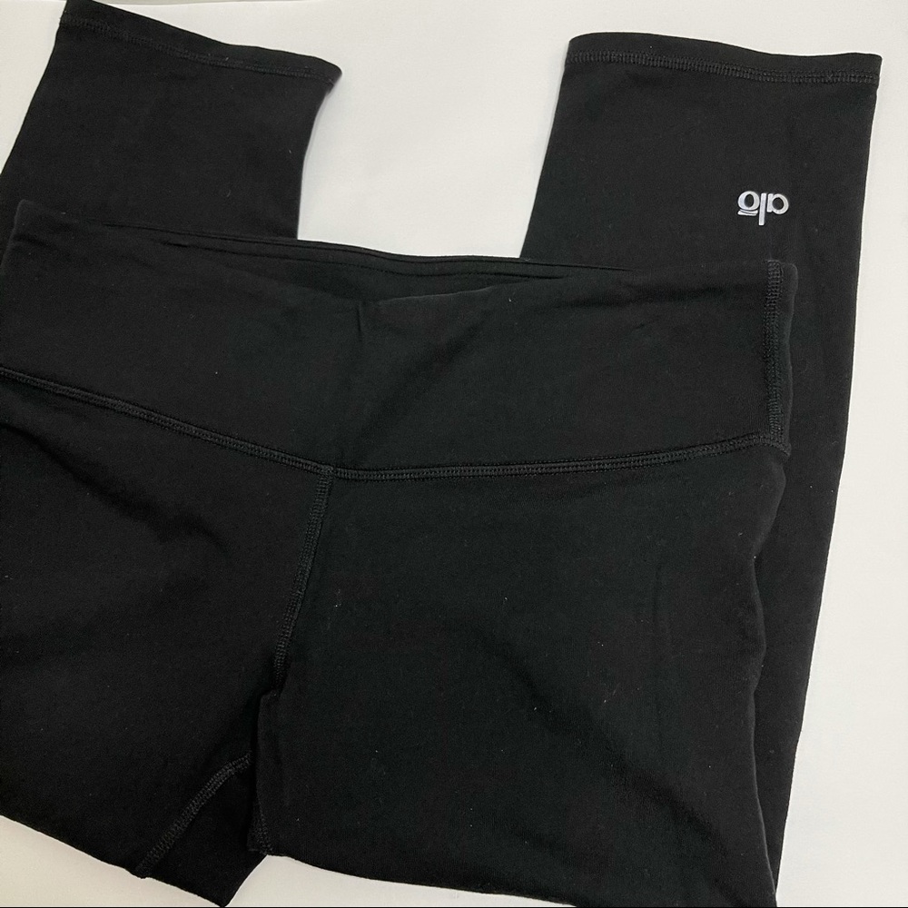 ALO Yoga Black Leggings Cropped Capris Sty…